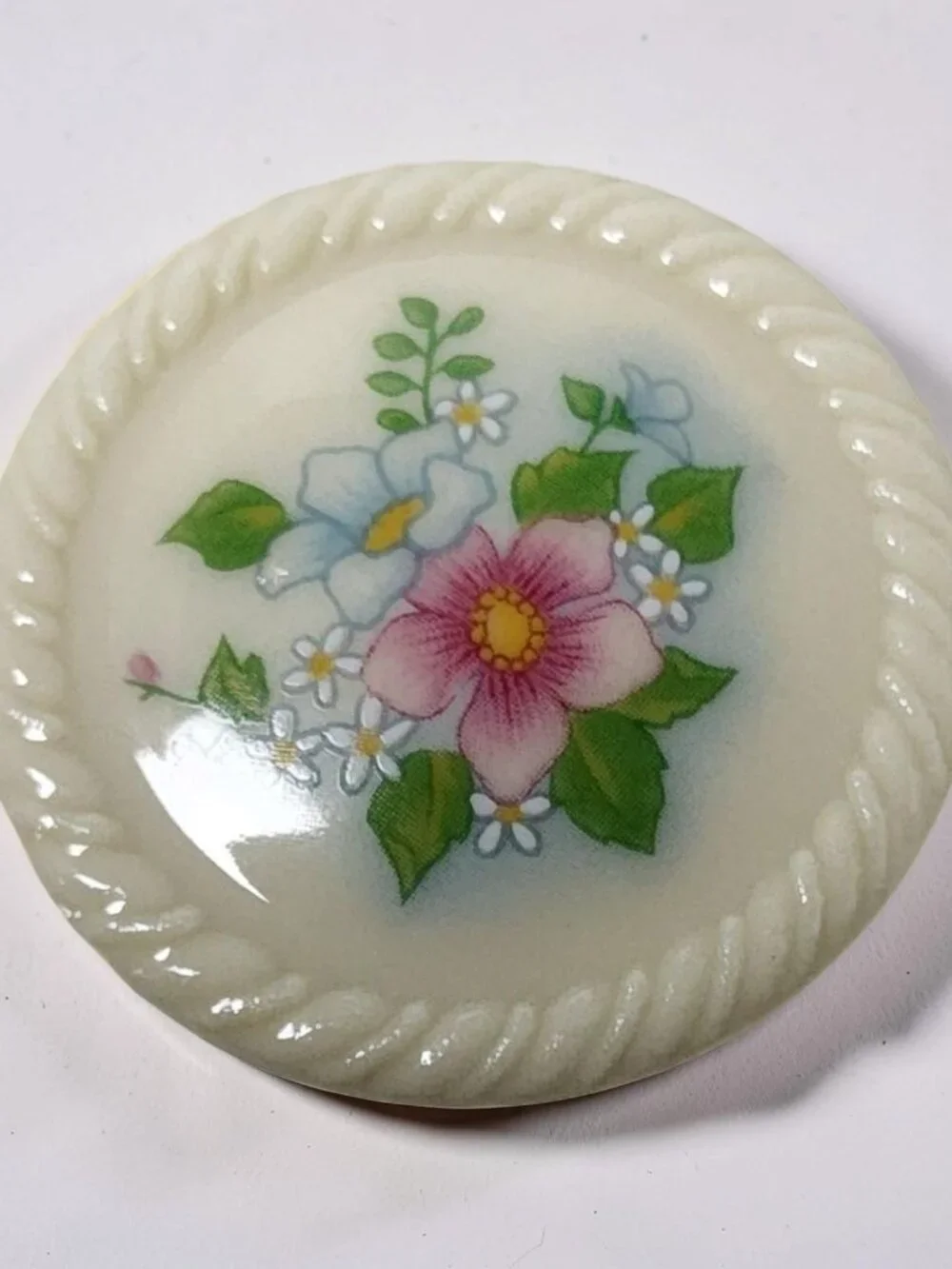 vintage avon 1950s-60s beautifull floral porcelain button brooch